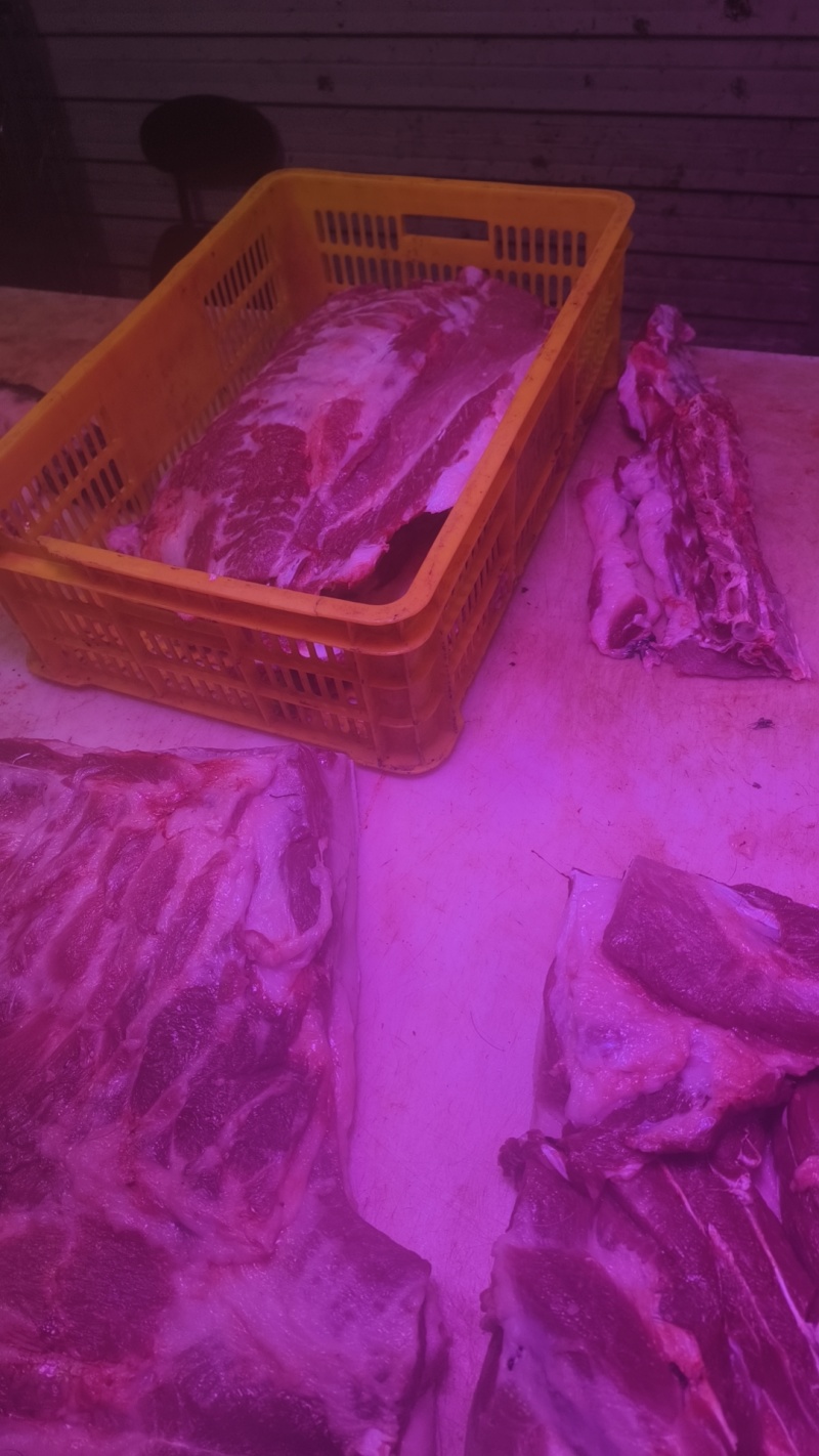 五花精品五花整块，小块红烧，整块扣肉都有瘦肉腿肉每天大量