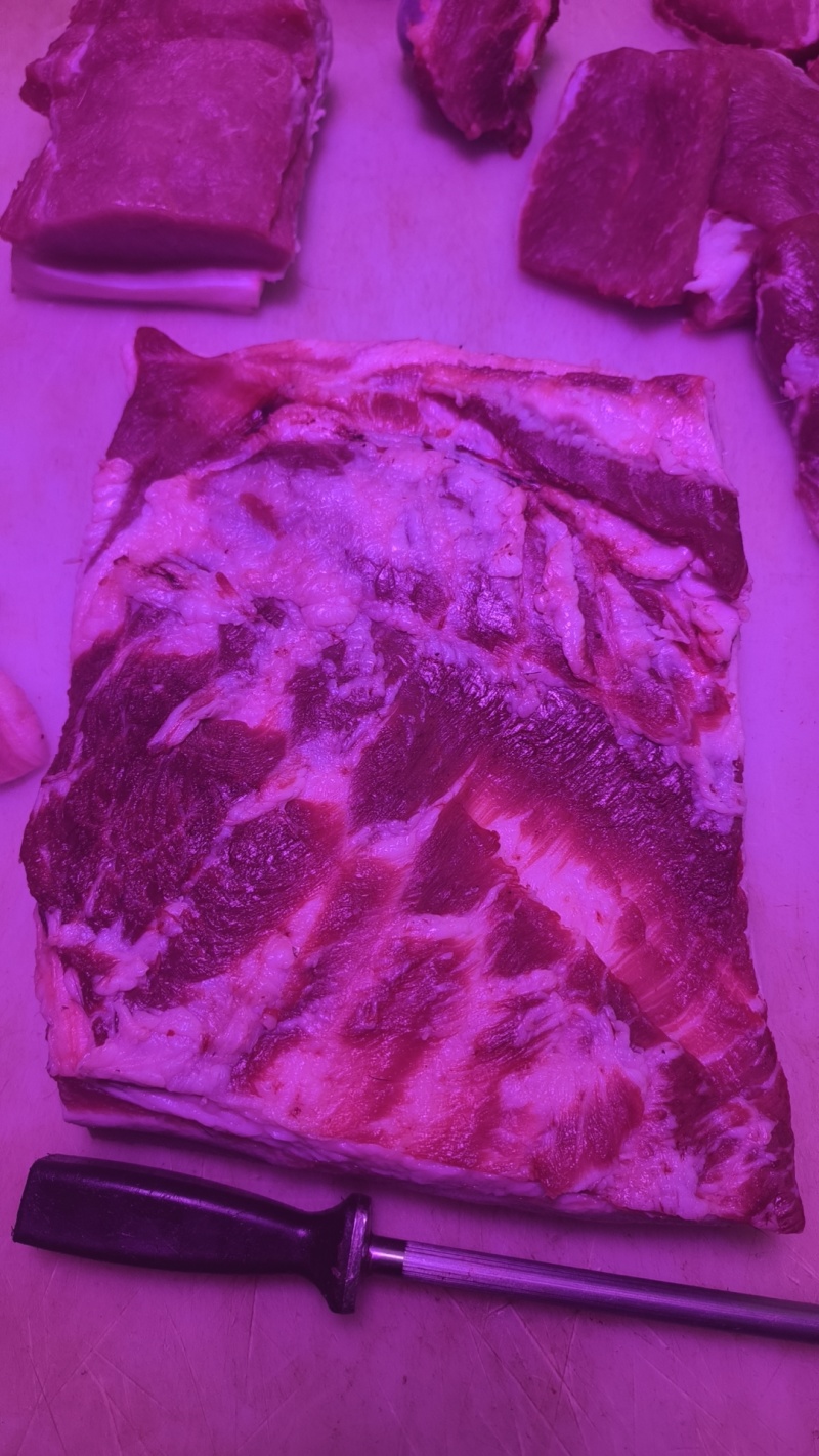 五花精品五花整块，小块红烧，整块扣肉都有瘦肉腿肉每天大量