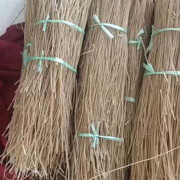 纯红薯粉条全是细粉条，没有任何添加剂，不缠木薯粉