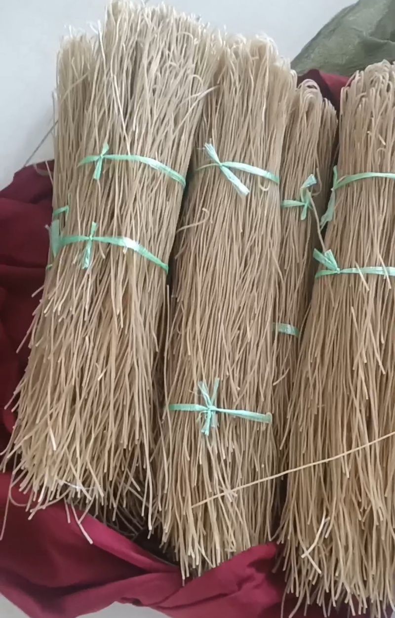 纯红薯粉条全是细粉条，没有任何添加剂，不缠木薯粉
