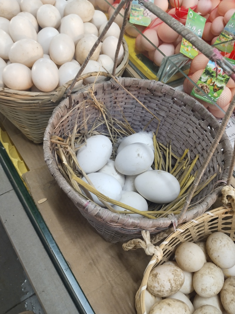 农家土鸡蛋，放养，以玉米，红薯，稻谷，青草饲养，营养丰富