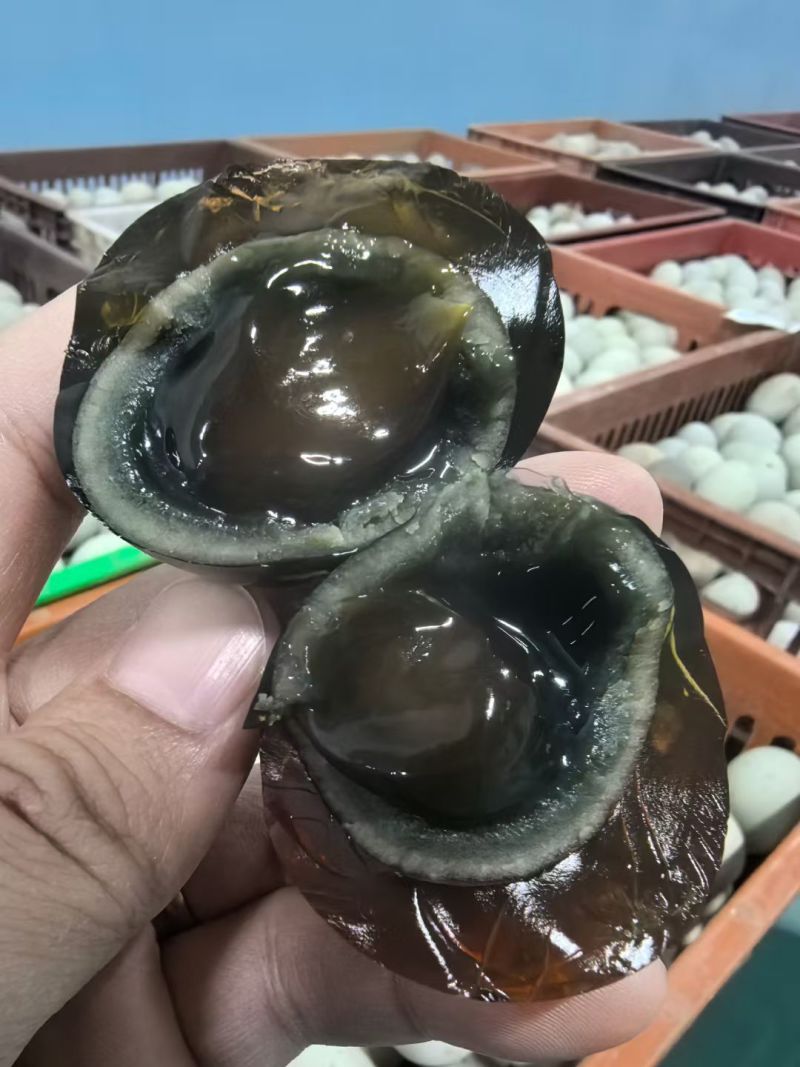 徐州特产，松花蛋，麻壳皮蛋，传统包稻壳，破壳咸鸭蛋