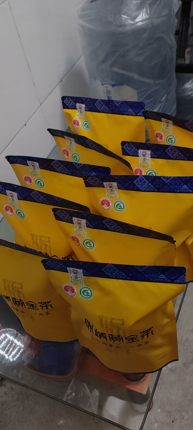 湘西本地自产自销，没有中间商，价格优惠，新鲜春茶，现炒现发！
