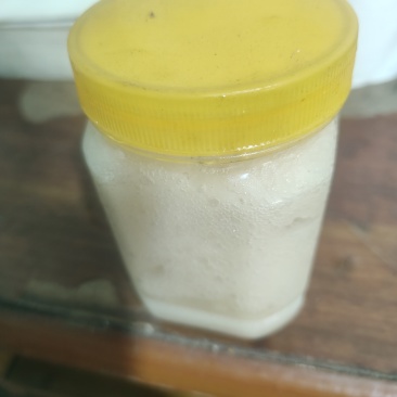 天然结晶蜜，乳白细腻，清甜润喉，营养丰富。