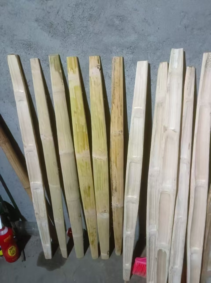 刺竹扁担，老竹子韧性强，挑重耐用，手工打造精磨平整光滑