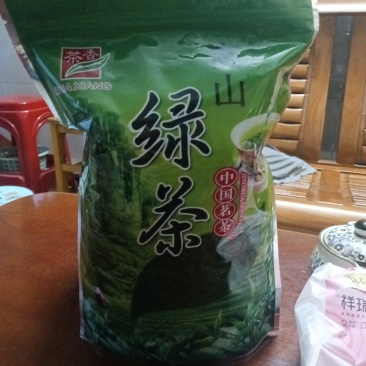 八乡绿茶产于风景秀丽的高山脚下，境内气候温和，是生态环境