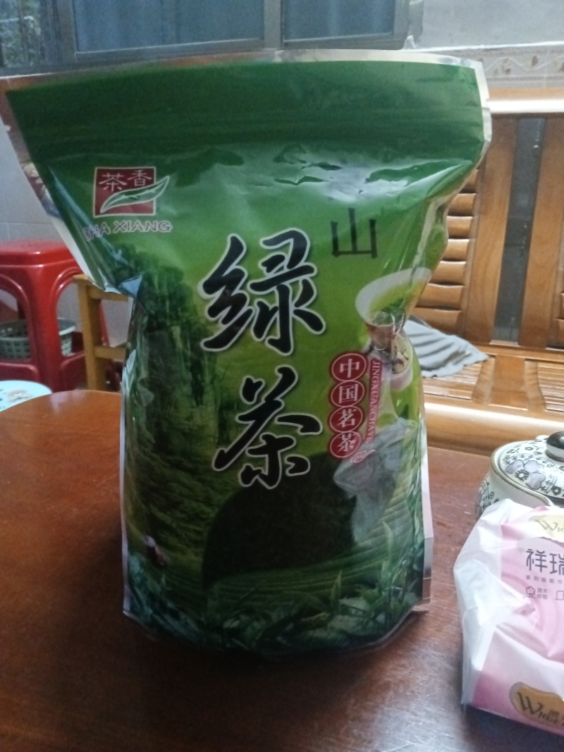 八乡绿茶产于风景秀丽的高山脚下，境内气候温和，是生态环境