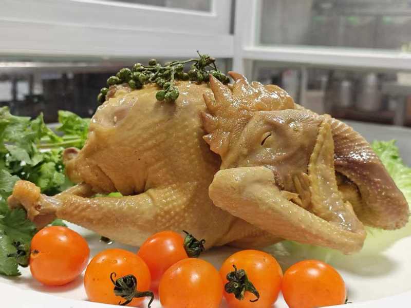 盐水藤椒鸡主料：优选三黄鸡/盐卤而成