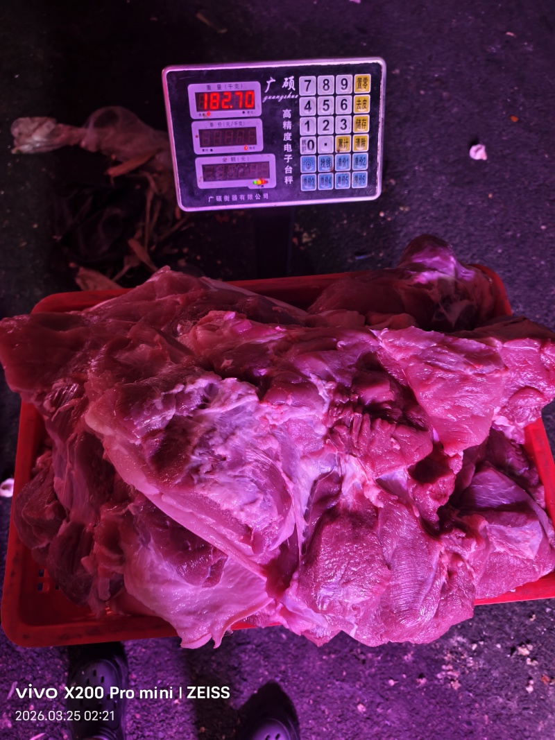 五花精品五花整块，小块红烧，整块扣肉都有瘦肉腿肉每天大量