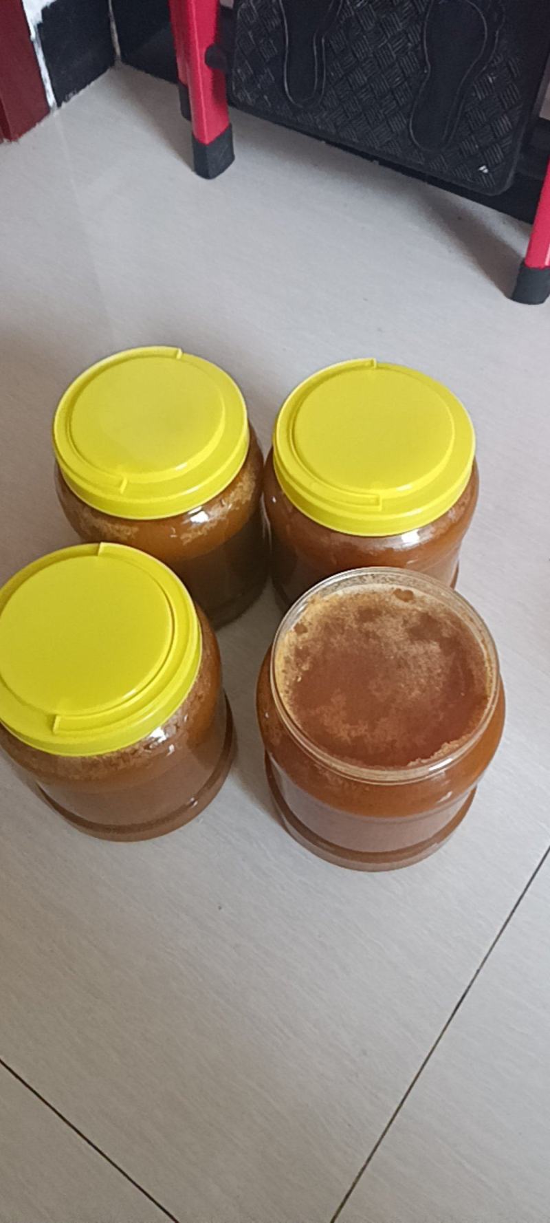 农村大山里的土蜂蜜，正宗，假一赔十。数量不多，只有四桶。