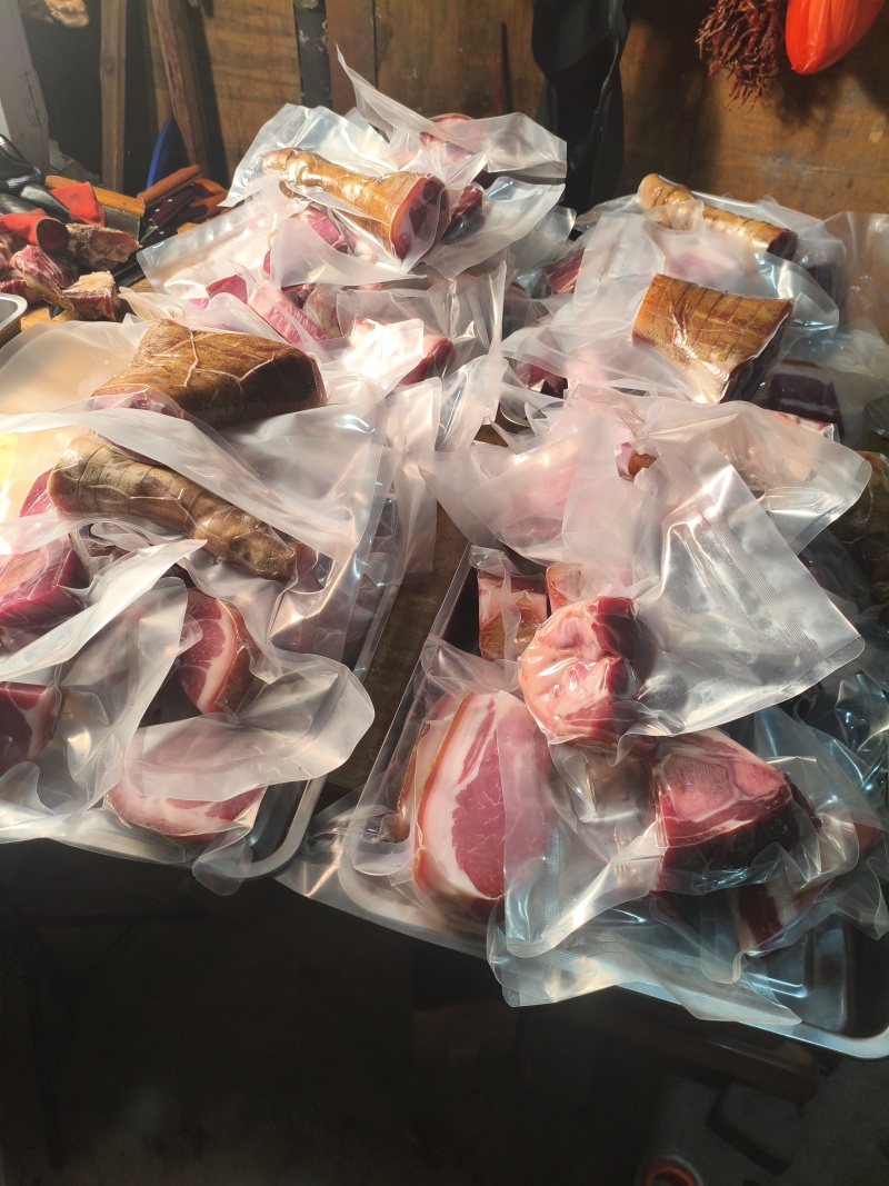 云南宣威火腿中国三大名腿之一形似琵琶身穿绿袍