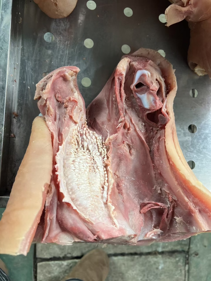 全熟牛头肉，大公牛，皮少肉厚，源头厂家，需要的老板联系！