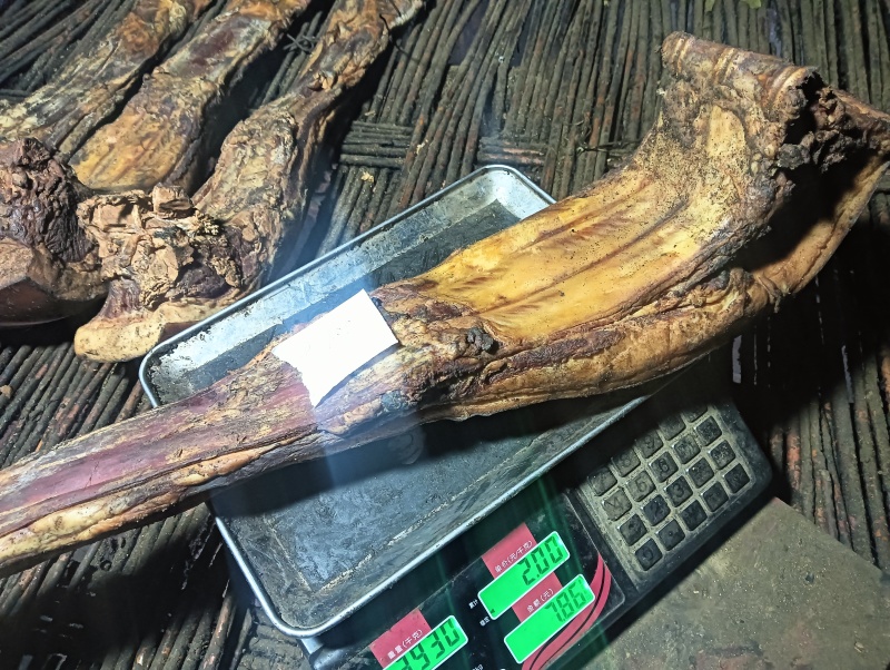 镇巴大山区纯粮熟食柴火烟熏腊肉