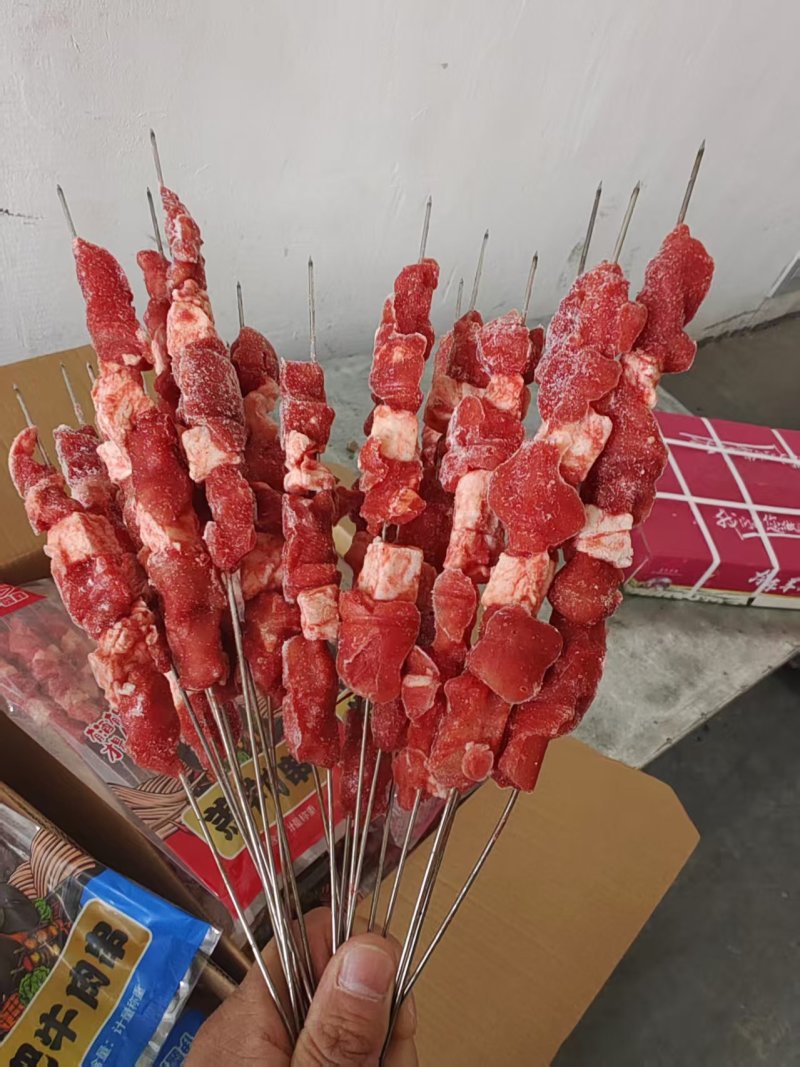 羊肉串，纯羊肉3瘦2肥。钢签羊肉串油炸烧烤都可以