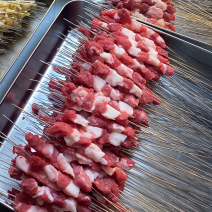 羊肉串，纯羊肉3瘦2肥。钢签羊肉串油炸烧烤都可以