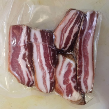 腊五花肉传统小火慢熏，低盐不咸，传统的土家腊肉非速腊肉