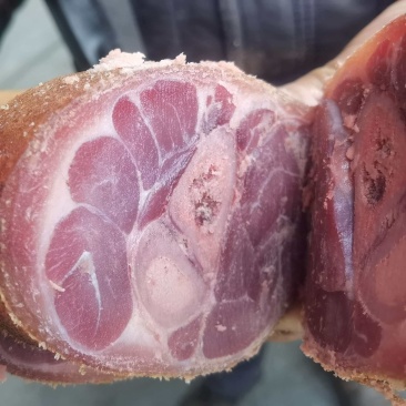 腊蹄子传统小火慢熏，低盐不咸，传统的土家腊肉非速腊肉