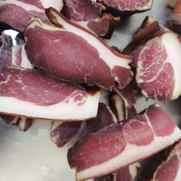 腊后腿肉传统小火慢熏，低盐不咸，传统的土家腊肉非速腊肉