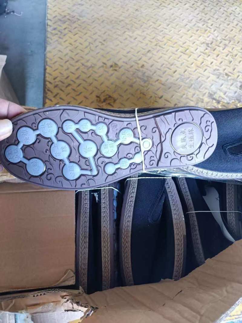 黑布鞋四块两千双男鞋