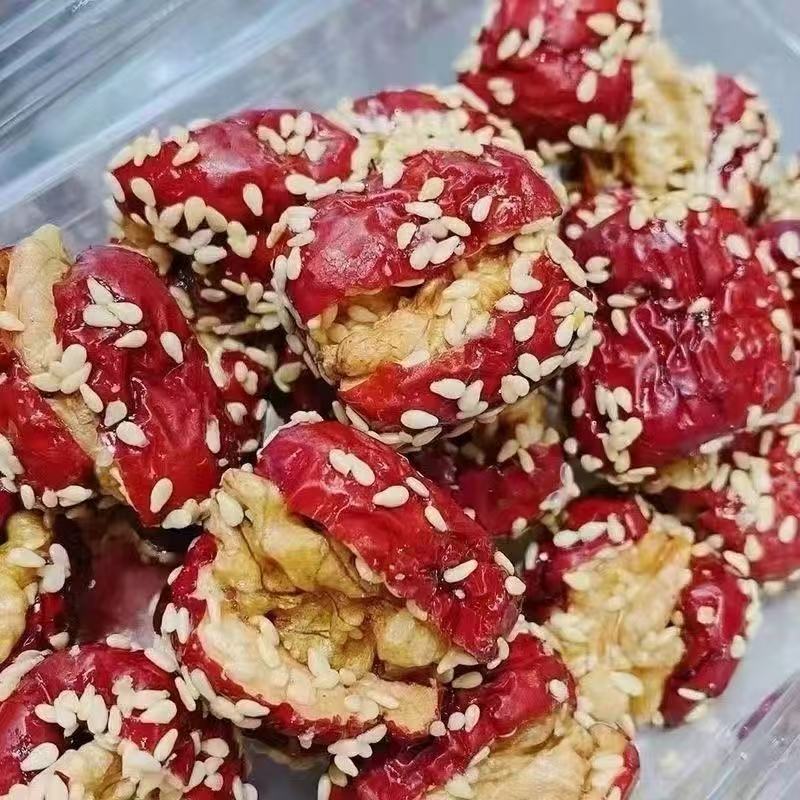 新品芝麻枣夹核桃盒装200克网红**零食芝麻枣夹核桃厂