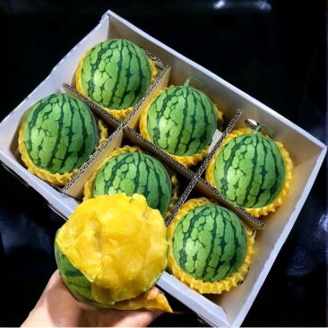 特小凤西瓜黄瓤西瓜皮薄超甜产地直供新鲜现摘批发量大优惠