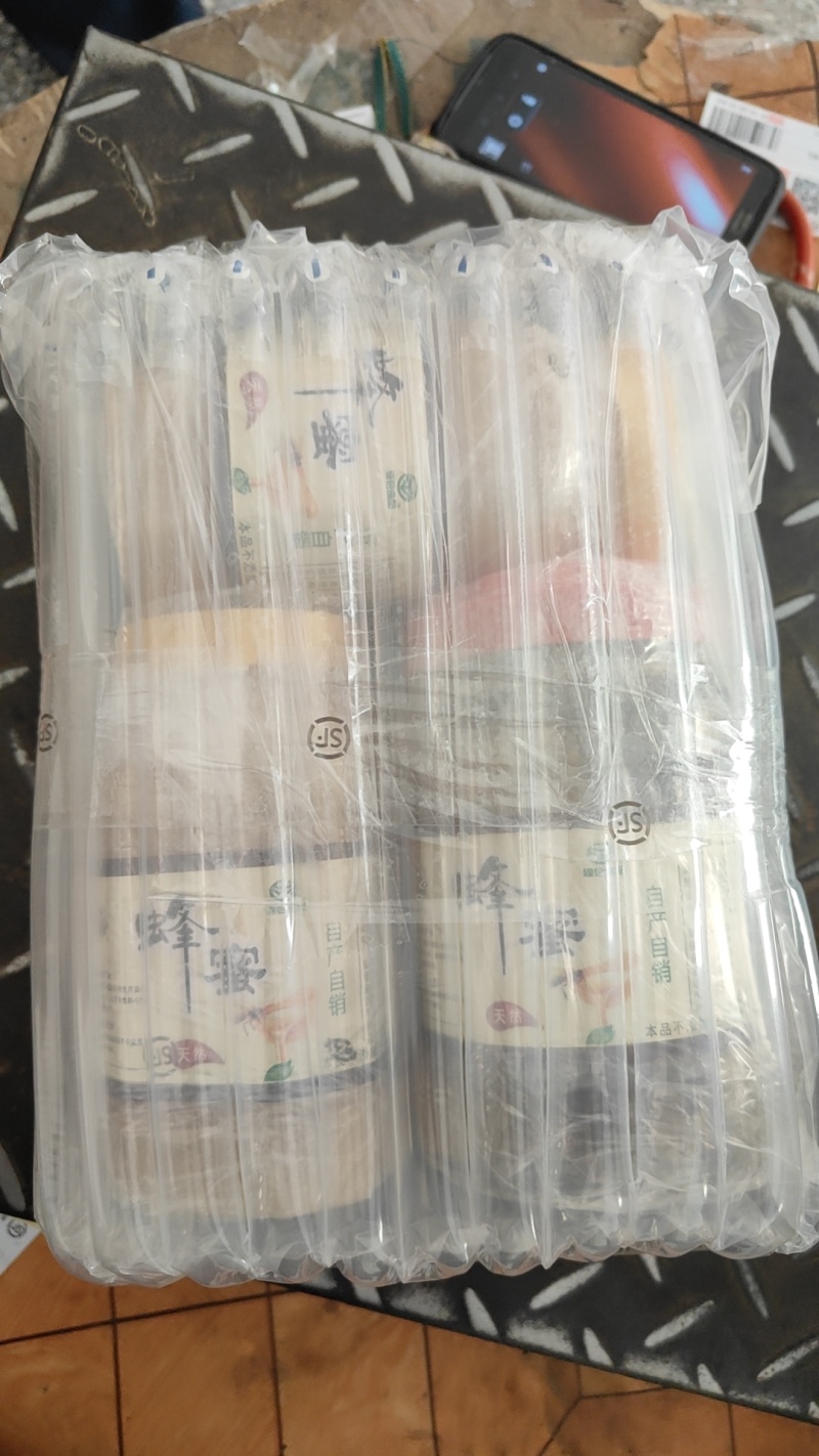 这个就是去年的冬蜜，鸭脚木花蜜，冲水饮之后感觉甜中略带苦