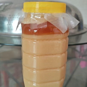 这个就是去年的冬蜜，鸭脚木花蜜，冲水饮之后感觉甜中略带苦