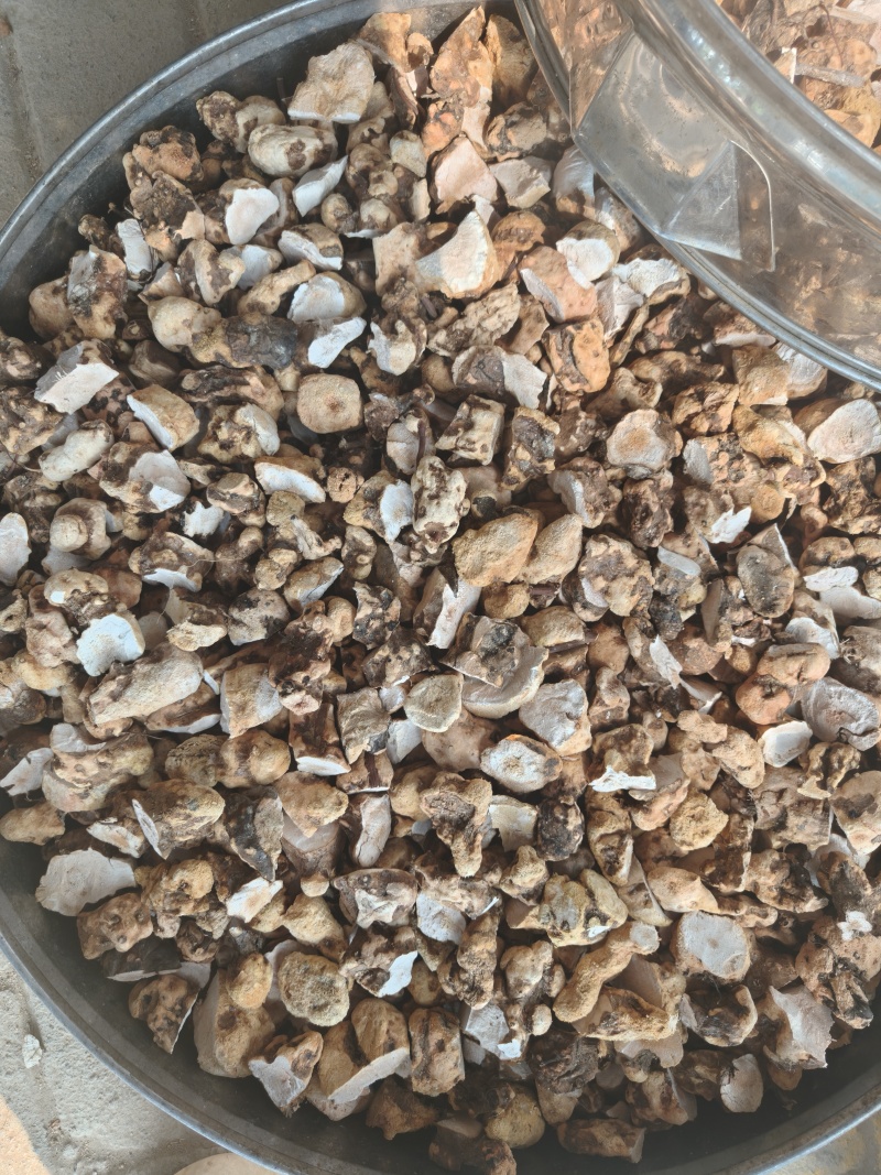 脱皮本地白肉土茯苓干块，纯手工砍，天然无硫。21元一斤。