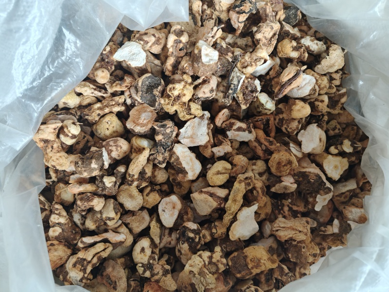 脱皮本地白肉土茯苓干块，纯手工砍，天然无硫。21元一斤。