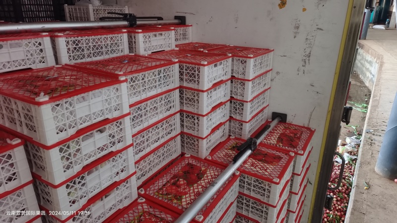 云南万亩枣蜜桃，已大量上市。黄油桃，白油桃，毛桃等等