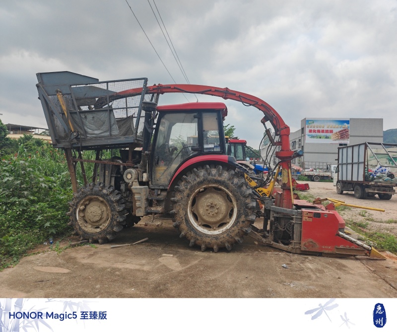 东方红1404拖拉机，森睿青贮割台