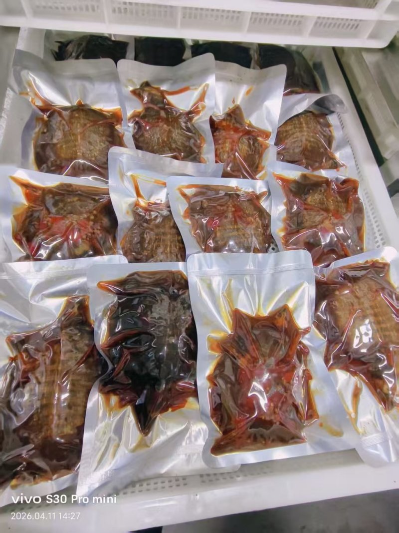 麻辣甲鱼，一个300克，一箱48个