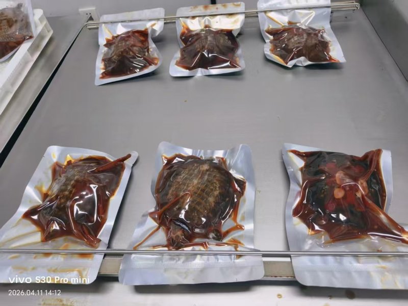 麻辣甲鱼，一个300克，一箱48个