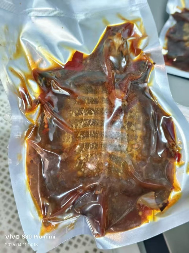 麻辣甲鱼，一个300克，一箱48个