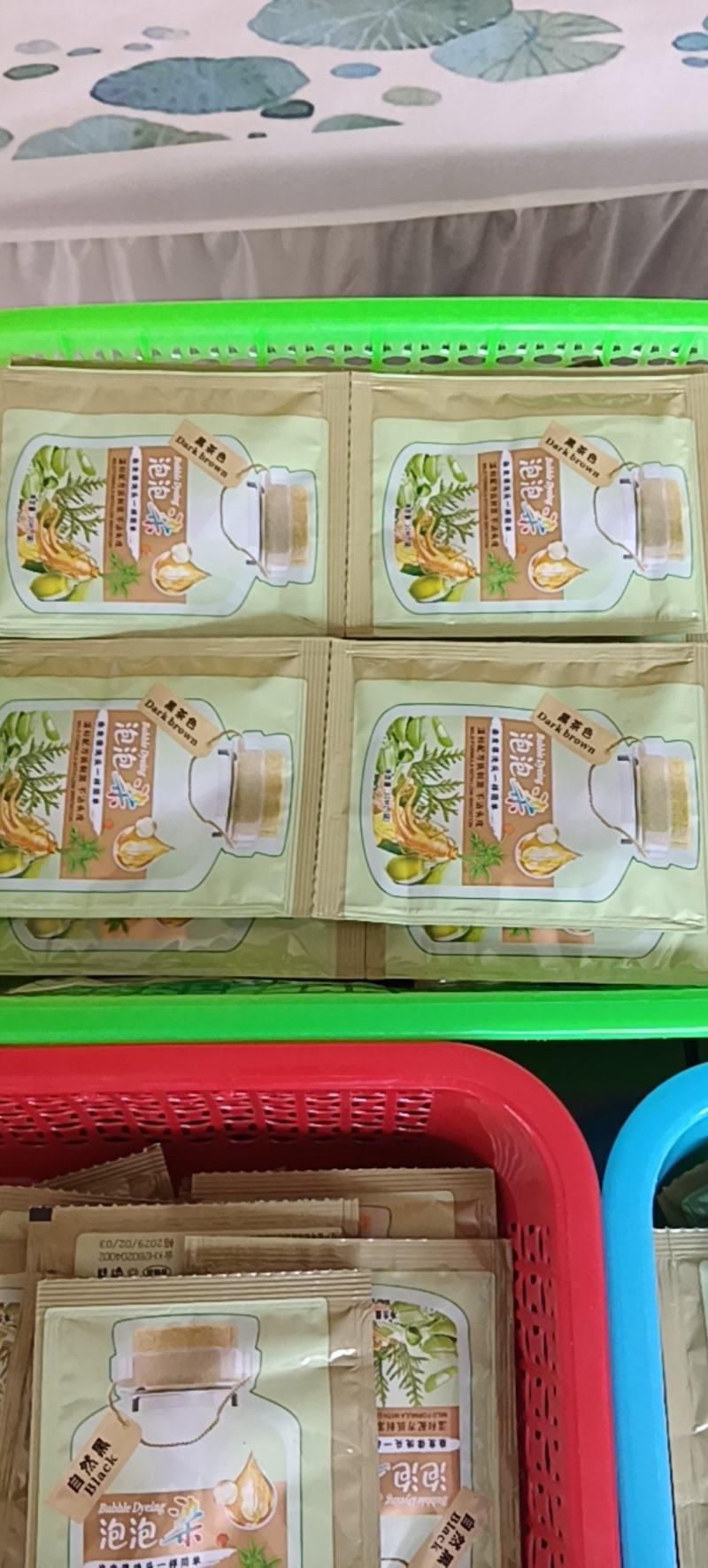 泡泡染发剂，温和配方不沾头皮。