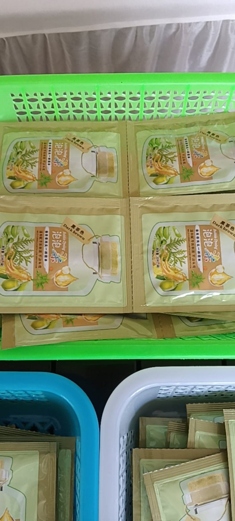 泡泡染发剂，温和配方不沾头皮。