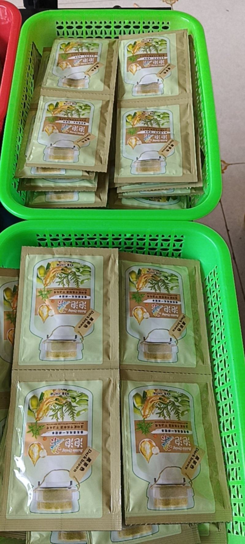 泡泡染发剂，温和配方不沾头皮。