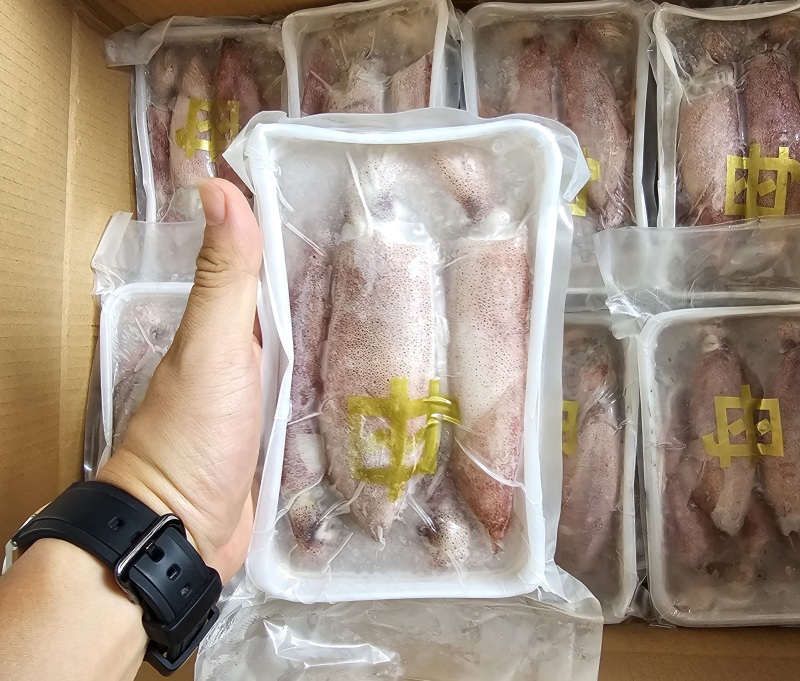 母管鱿鱼，每个小管里面都有膏，一盒4/6个