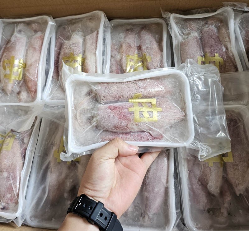 母管鱿鱼，每个小管里面都有膏，一盒4/6个