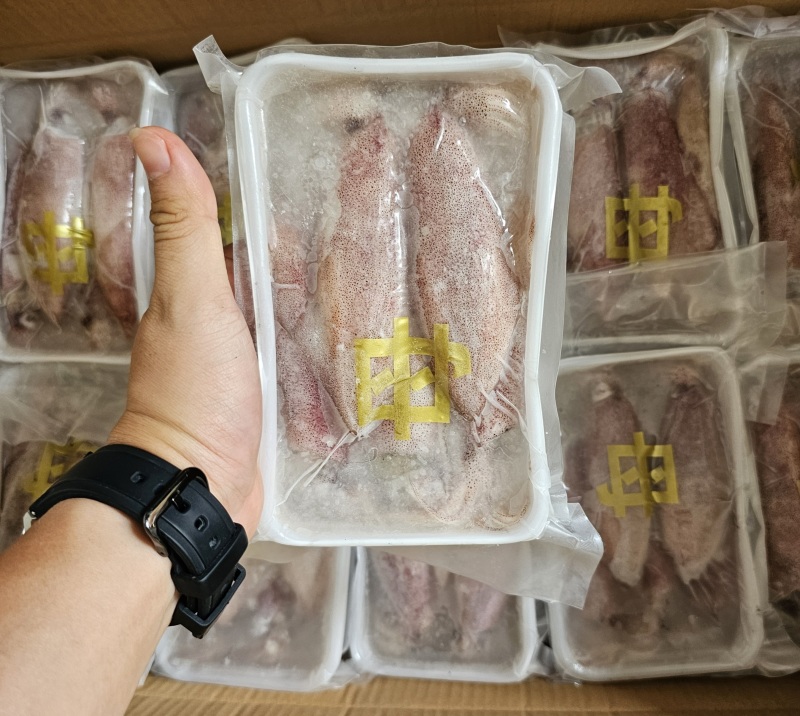 母管鱿鱼，每个小管里面都有膏，一盒4/6个