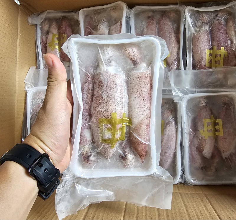 母管鱿鱼，每个小管里面都有膏，一盒4/6个