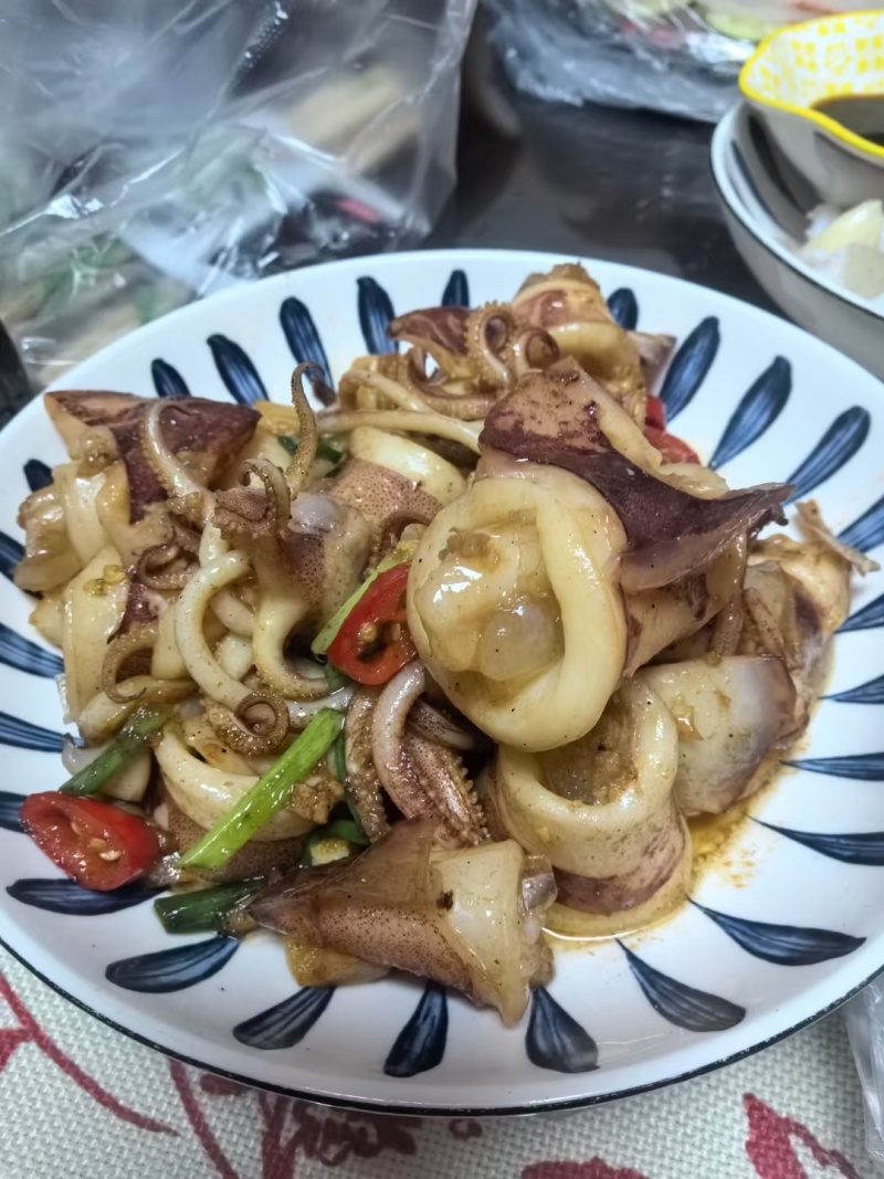 母管鱿鱼，每个小管里面都有膏，一盒4/6个