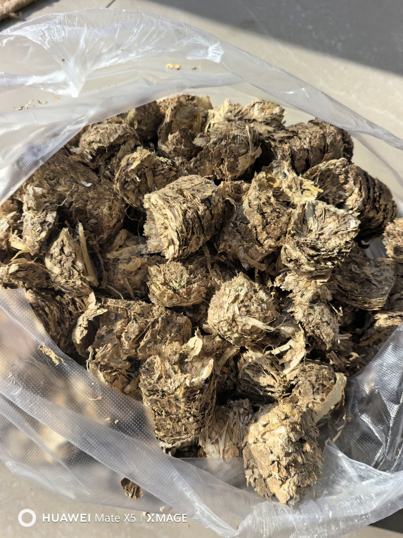 玉米秸秆压块，燃料颗粒热值4000，草球过筛除尘去土