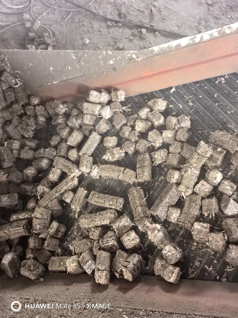 玉米秸秆压块，燃料颗粒热值4000，草球过筛除尘去土
