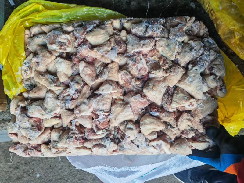 出售大鸭尾3吨+大鸭脖皮2吨，3400元每吨。货在诸城，
