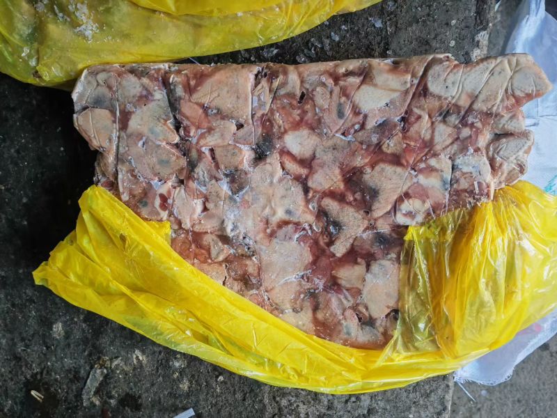 出售大鸭尾3吨+大鸭脖皮2吨，3400元每吨。货在诸城，