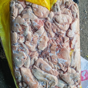 出售大鸭尾3吨+大鸭脖皮2吨，3400元每吨。货在诸城，