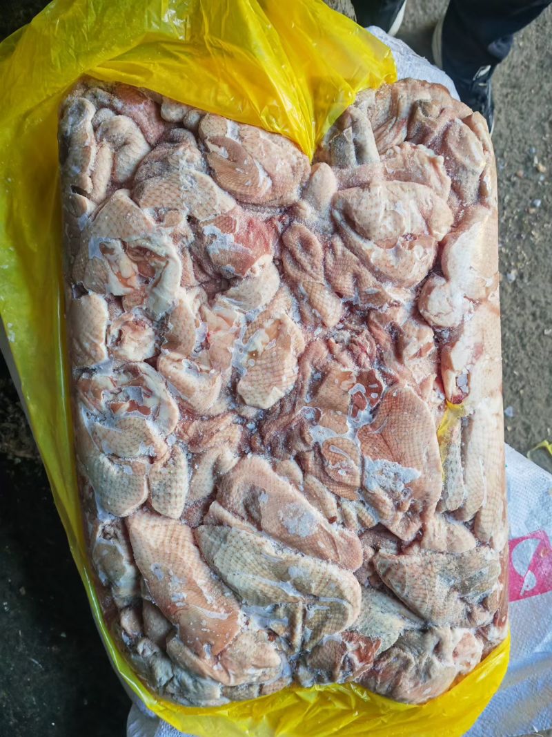 出售大鸭尾3吨+大鸭脖皮2吨，3400元每吨。货在诸城，