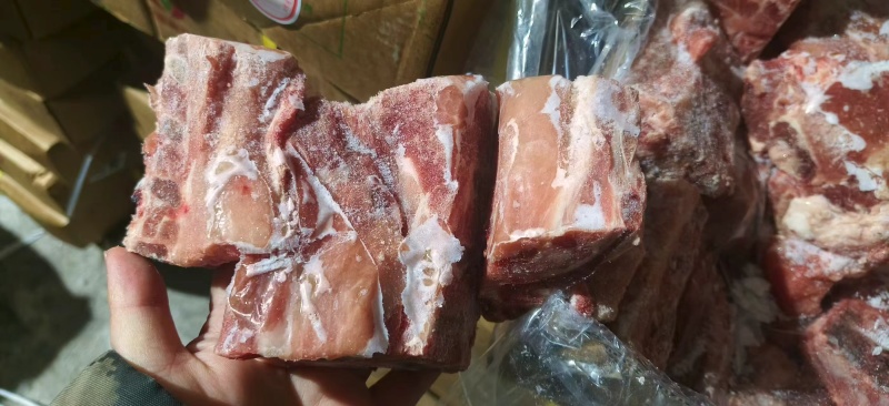 满肉猪颈骨头一箱20斤现货3吨价格不高新货