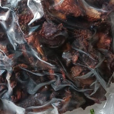 自己烘的草莓干。1种加少量白糖，1种***两种都现采现烘